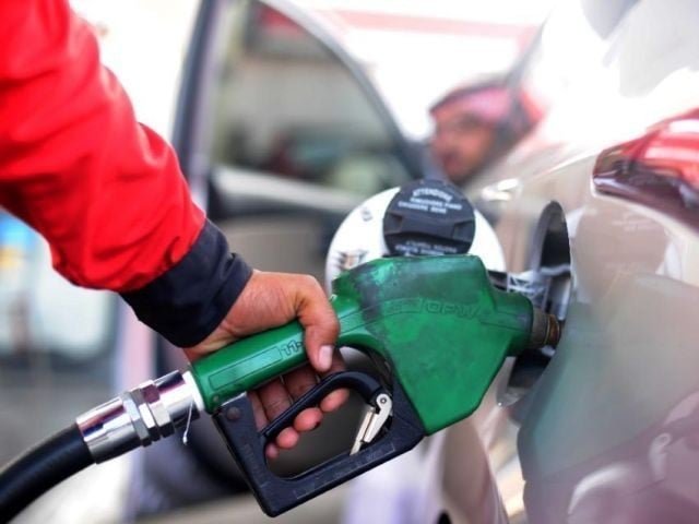 حکومت نے پیٹرول مہنگا کردیا